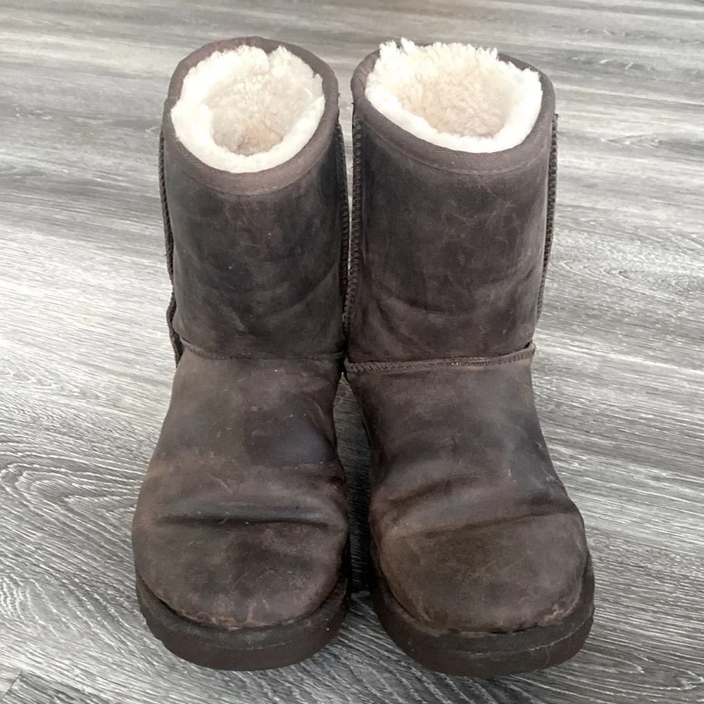 UGG CLASSIC SHORT HARD LEATHER BROWN WINTER WEATHER BOOTS sz 9 Boho Cottagecore